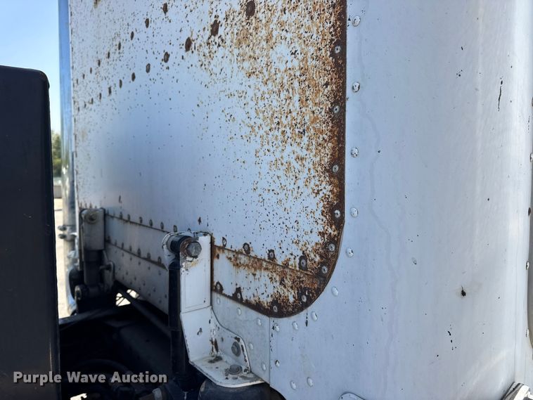 image for item DO2231 2000 Peterbilt 378 semi truck