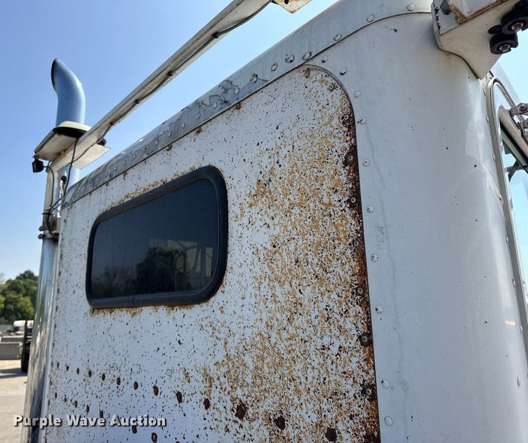 image for item DO2231 2000 Peterbilt 378 semi truck