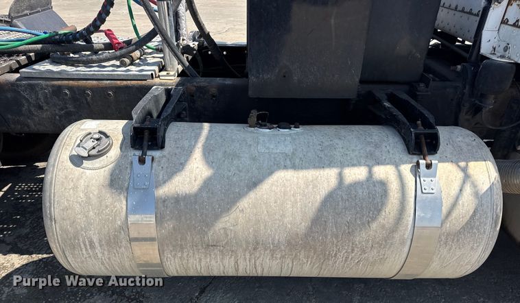 image for item DO2231 2000 Peterbilt 378 semi truck