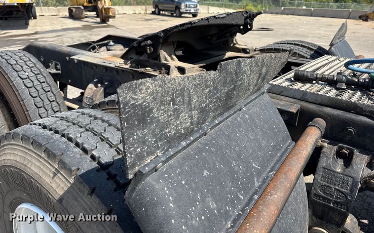 image for item DO2231 2000 Peterbilt 378 semi truck