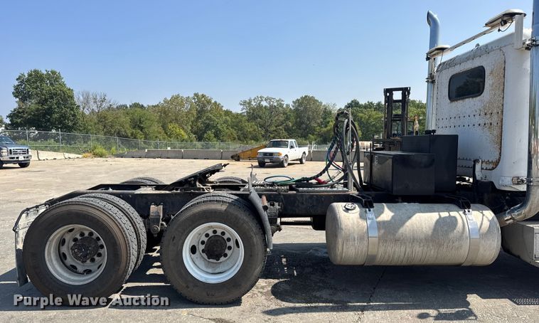 image for item DO2231 2000 Peterbilt 378 semi truck
