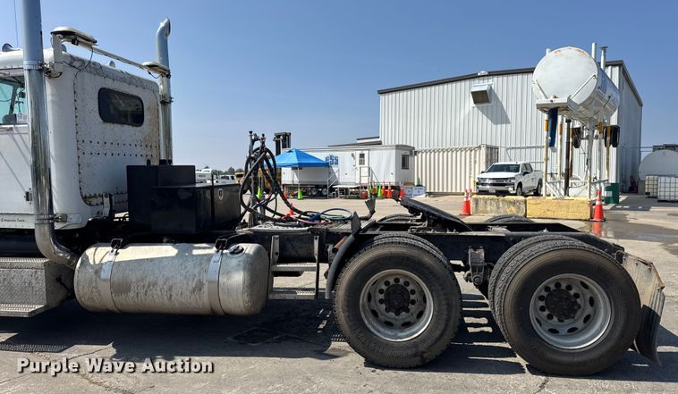 image for item DO2231 2000 Peterbilt 378 semi truck