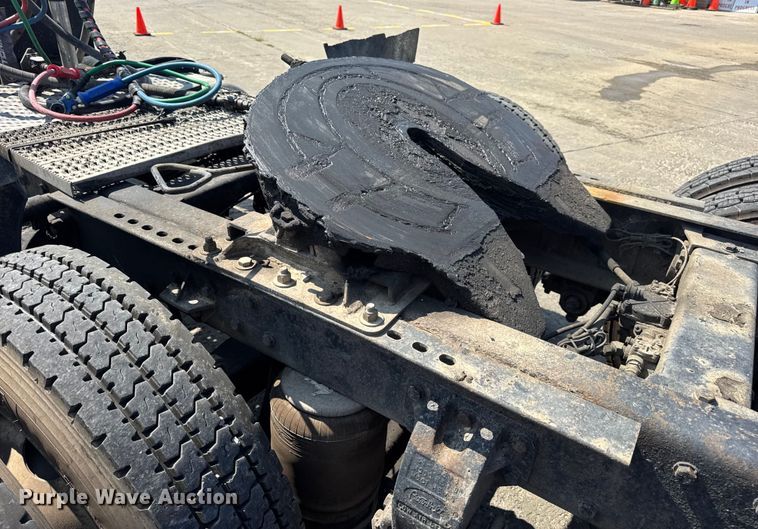 image for item DO2231 2000 Peterbilt 378 semi truck