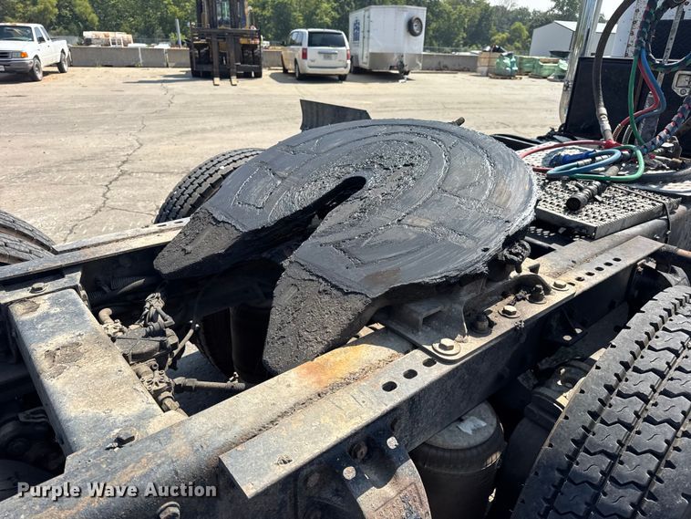 image for item DO2231 2000 Peterbilt 378 semi truck