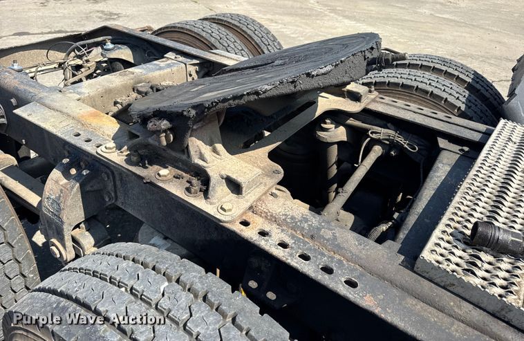 image for item DO2231 2000 Peterbilt 378 semi truck