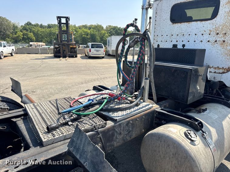 image for item DO2231 2000 Peterbilt 378 semi truck