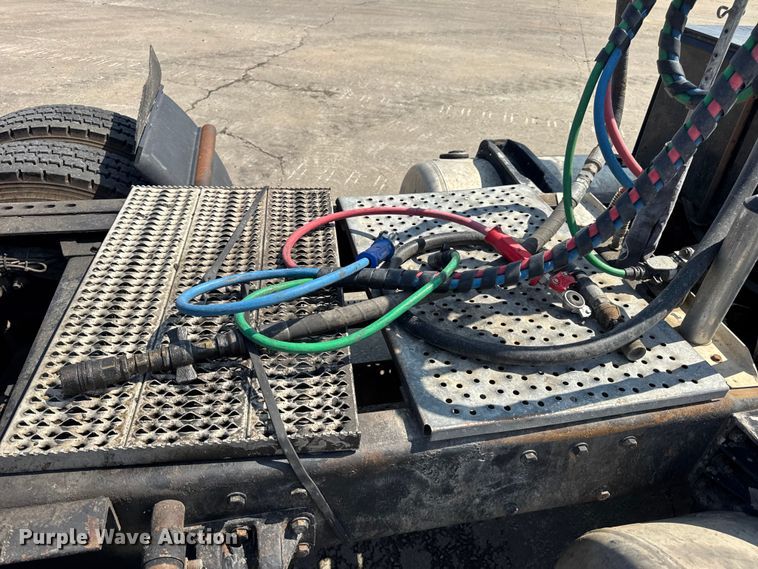 image for item DO2231 2000 Peterbilt 378 semi truck