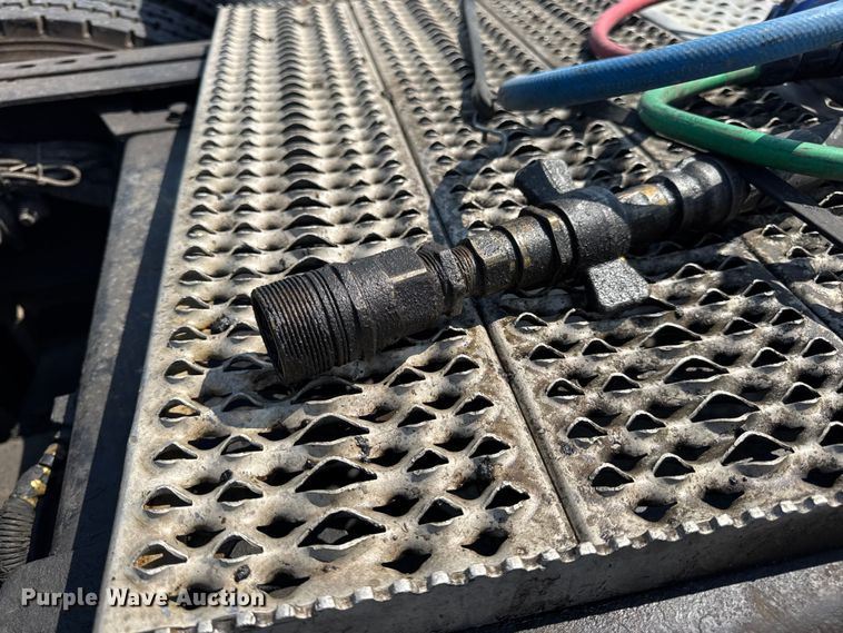 image for item DO2231 2000 Peterbilt 378 semi truck