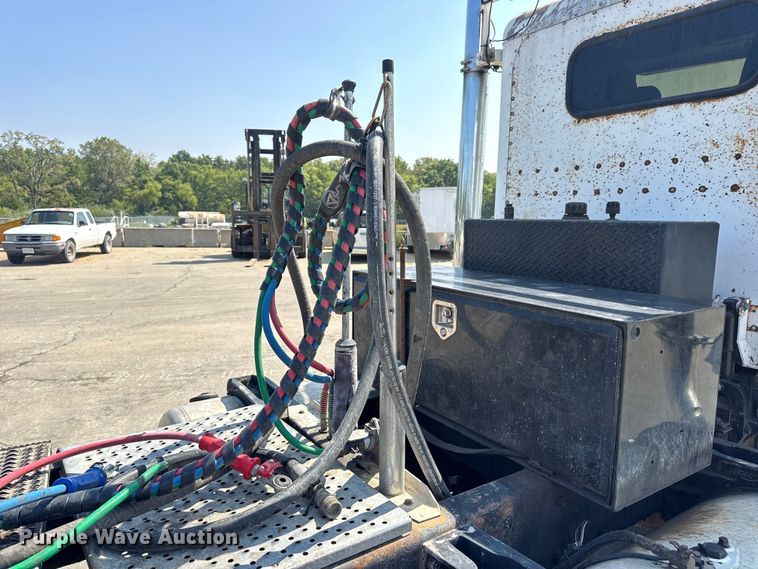 image for item DO2231 2000 Peterbilt 378 semi truck