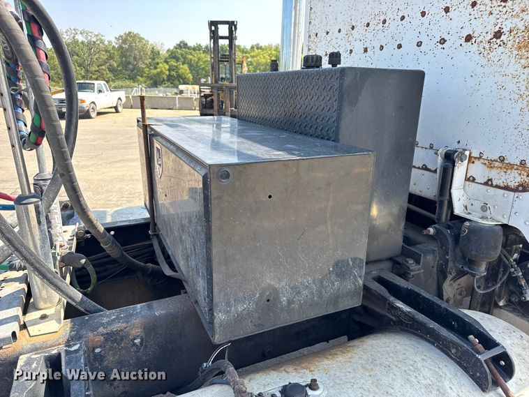 image for item DO2231 2000 Peterbilt 378 semi truck