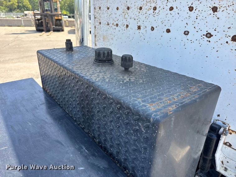 image for item DO2231 2000 Peterbilt 378 semi truck