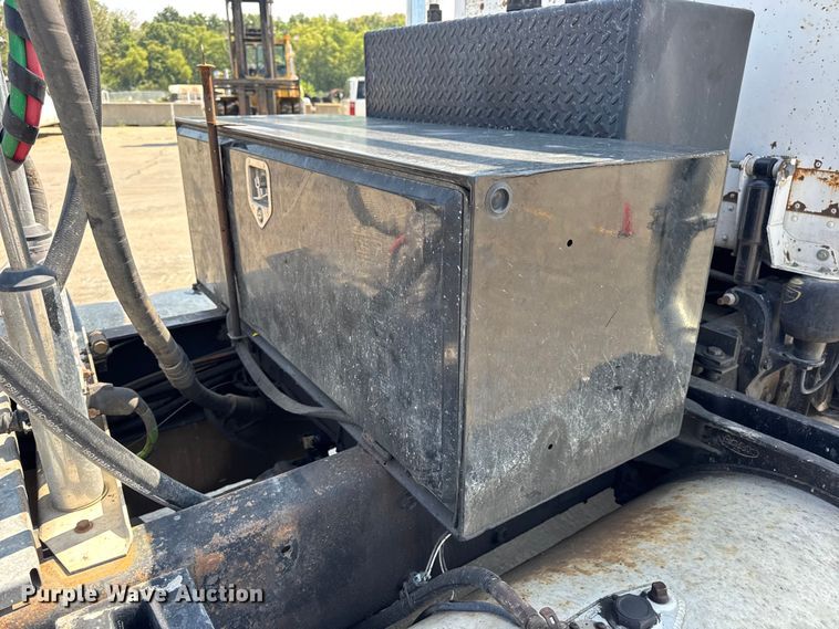 image for item DO2231 2000 Peterbilt 378 semi truck