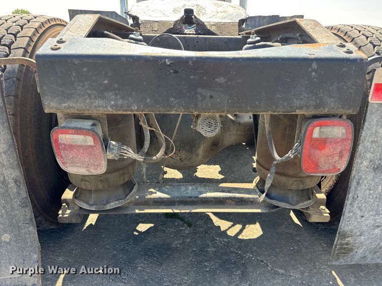 image for item DO2231 2000 Peterbilt 378 semi truck