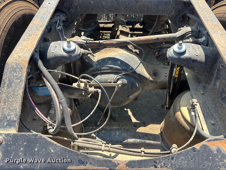 image for item DO2231 2000 Peterbilt 378 semi truck