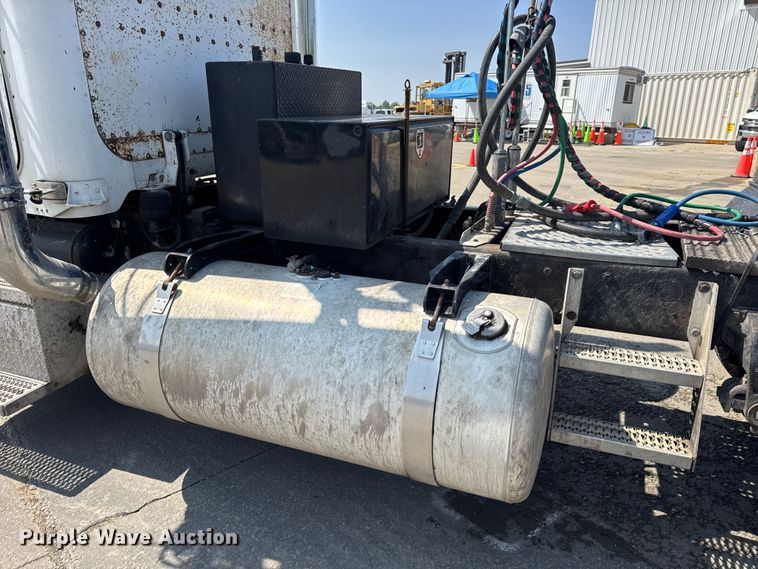 image for item DO2231 2000 Peterbilt 378 semi truck