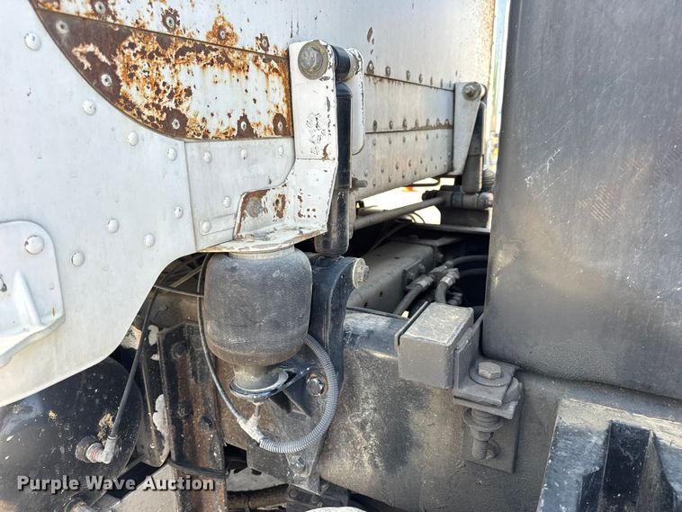 image for item DO2231 2000 Peterbilt 378 semi truck