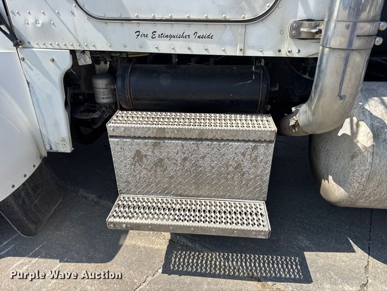 image for item DO2231 2000 Peterbilt 378 semi truck