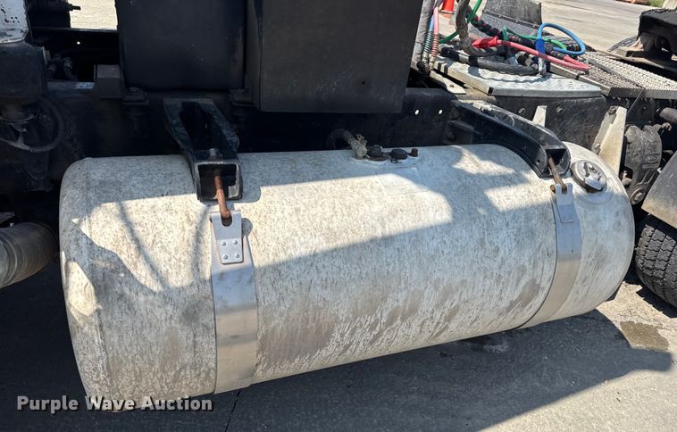 image for item DO2231 2000 Peterbilt 378 semi truck