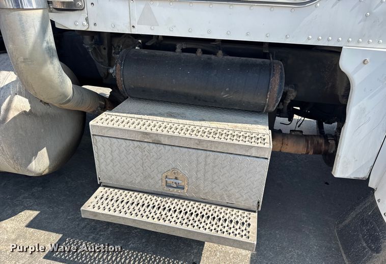 image for item DO2231 2000 Peterbilt 378 semi truck