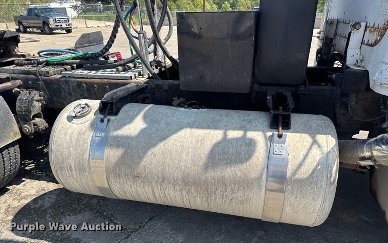 image for item DO2231 2000 Peterbilt 378 semi truck