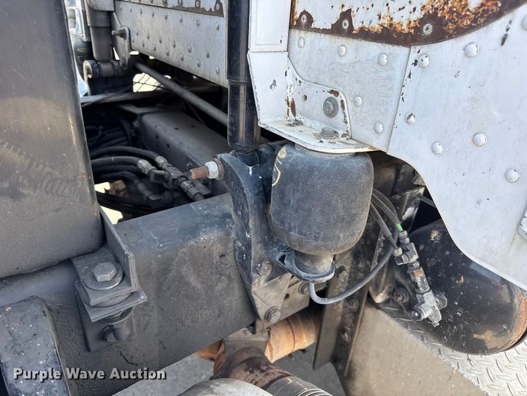 image for item DO2231 2000 Peterbilt 378 semi truck