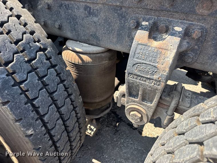 image for item DO2231 2000 Peterbilt 378 semi truck