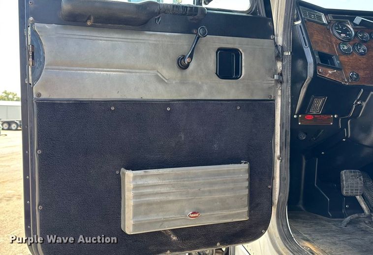 image for item DO2231 2000 Peterbilt 378 semi truck