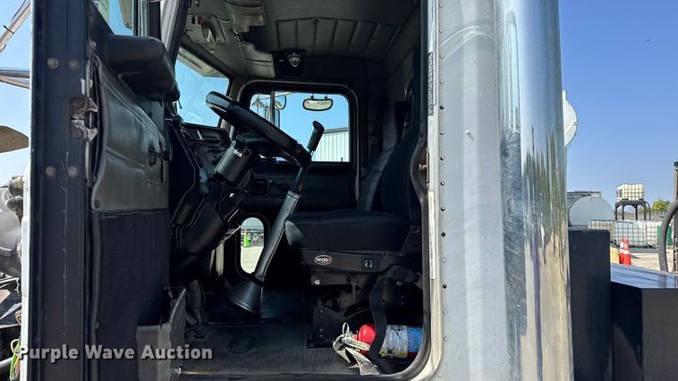 image for item DO2231 2000 Peterbilt 378 semi truck