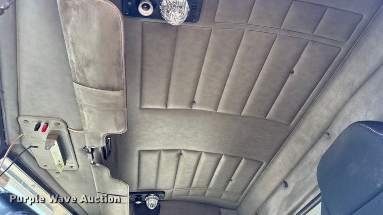 image for item DO2231 2000 Peterbilt 378 semi truck