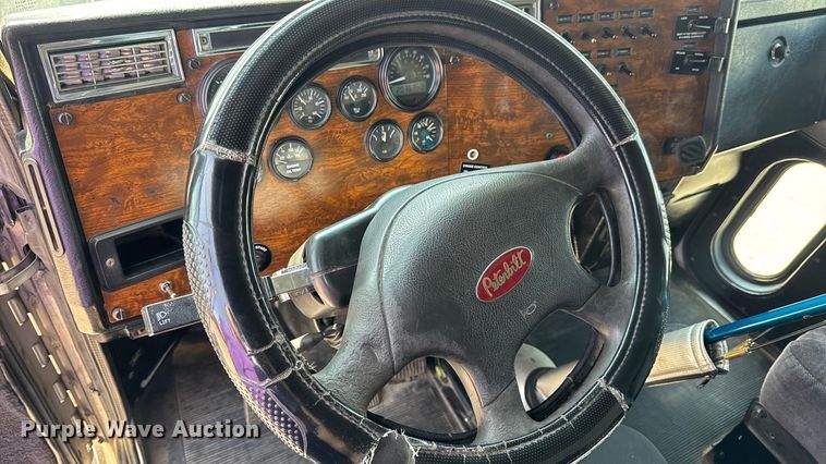 image for item DO2231 2000 Peterbilt 378 semi truck