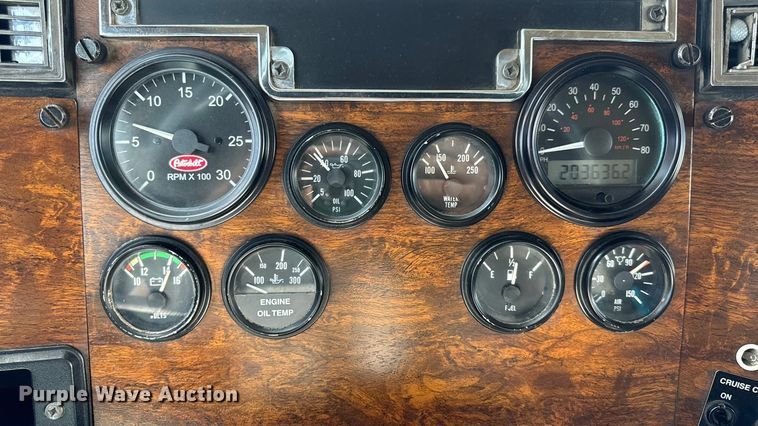 image for item DO2231 2000 Peterbilt 378 semi truck