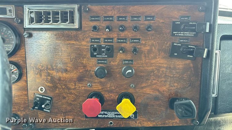 image for item DO2231 2000 Peterbilt 378 semi truck