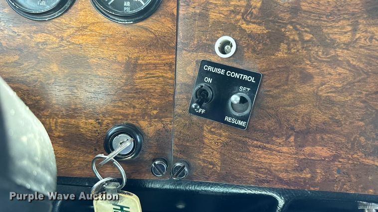 image for item DO2231 2000 Peterbilt 378 semi truck