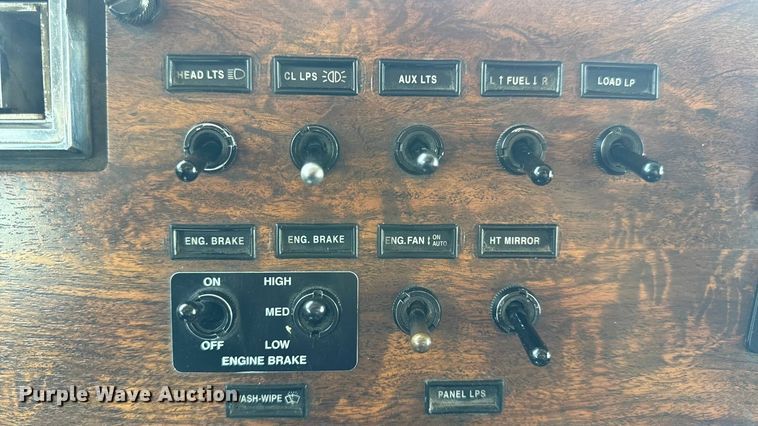 image for item DO2231 2000 Peterbilt 378 semi truck