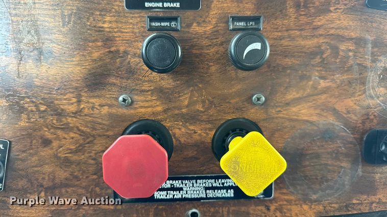 image for item DO2231 2000 Peterbilt 378 semi truck