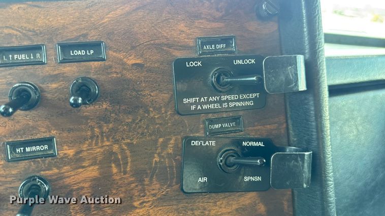 image for item DO2231 2000 Peterbilt 378 semi truck