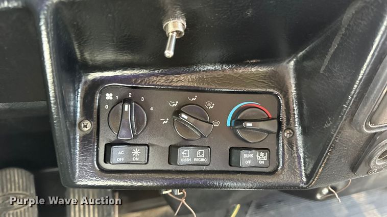 image for item DO2231 2000 Peterbilt 378 semi truck