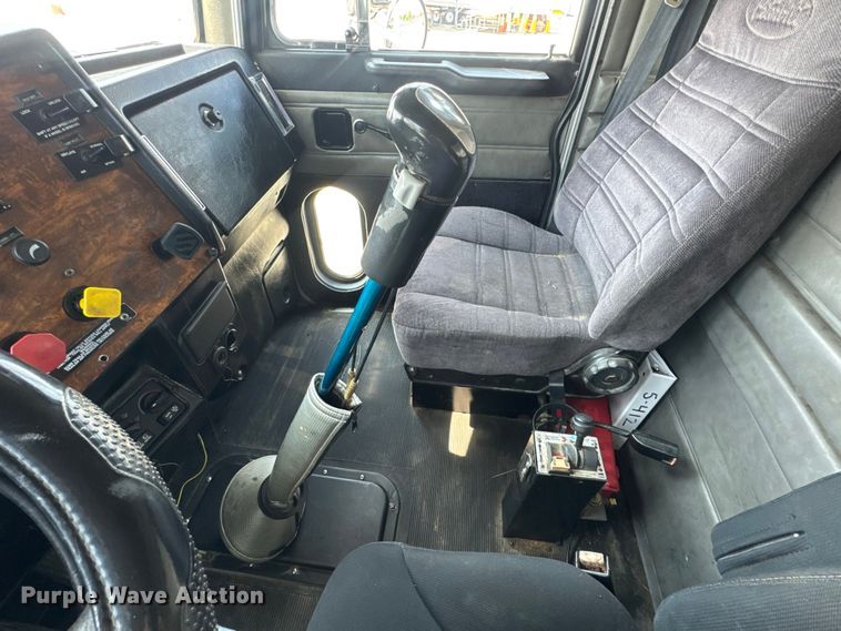 image for item DO2231 2000 Peterbilt 378 semi truck