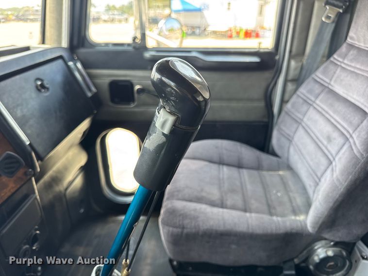 image for item DO2231 2000 Peterbilt 378 semi truck