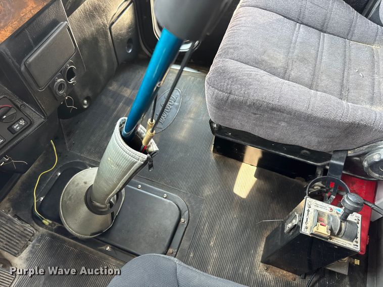 image for item DO2231 2000 Peterbilt 378 semi truck