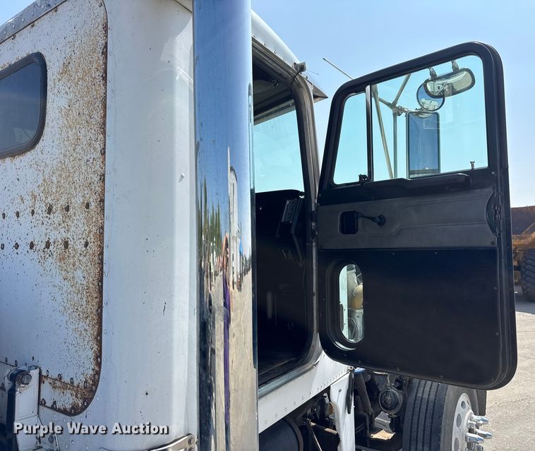 image for item DO2231 2000 Peterbilt 378 semi truck
