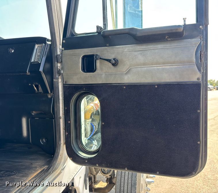 image for item DO2231 2000 Peterbilt 378 semi truck