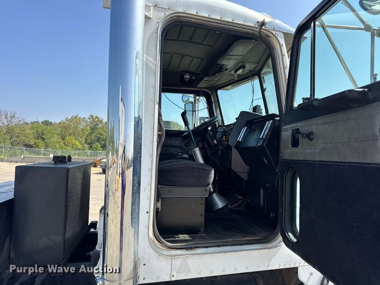 image for item DO2231 2000 Peterbilt 378 semi truck