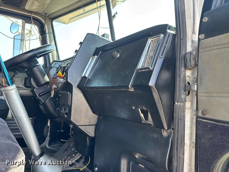 image for item DO2231 2000 Peterbilt 378 semi truck