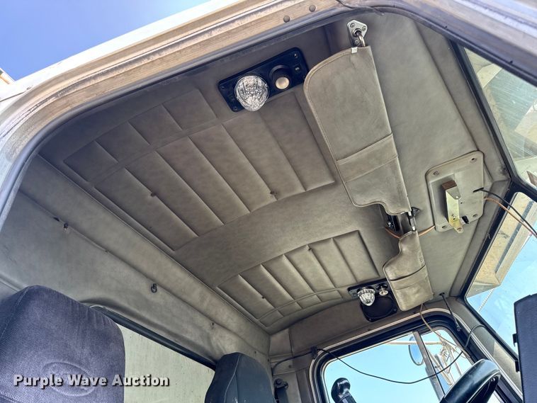 image for item DO2231 2000 Peterbilt 378 semi truck