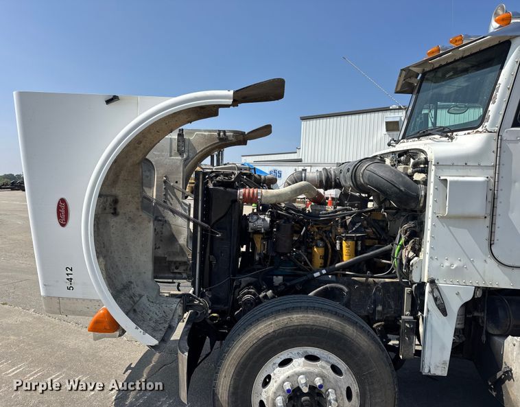 image for item DO2231 2000 Peterbilt 378 semi truck