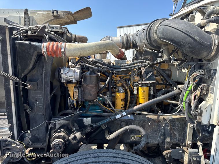 image for item DO2231 2000 Peterbilt 378 semi truck