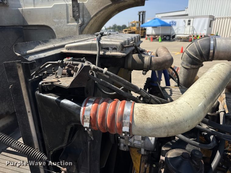 image for item DO2231 2000 Peterbilt 378 semi truck