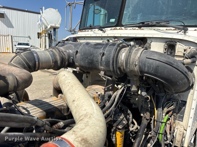 image for item DO2231 2000 Peterbilt 378 semi truck