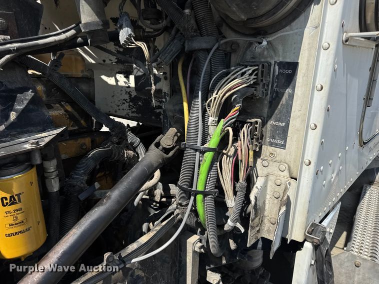 image for item DO2231 2000 Peterbilt 378 semi truck